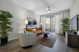 Bella Vista Apartments in Lauderdale Lakes, FL - Foto de edificio - Building Photo