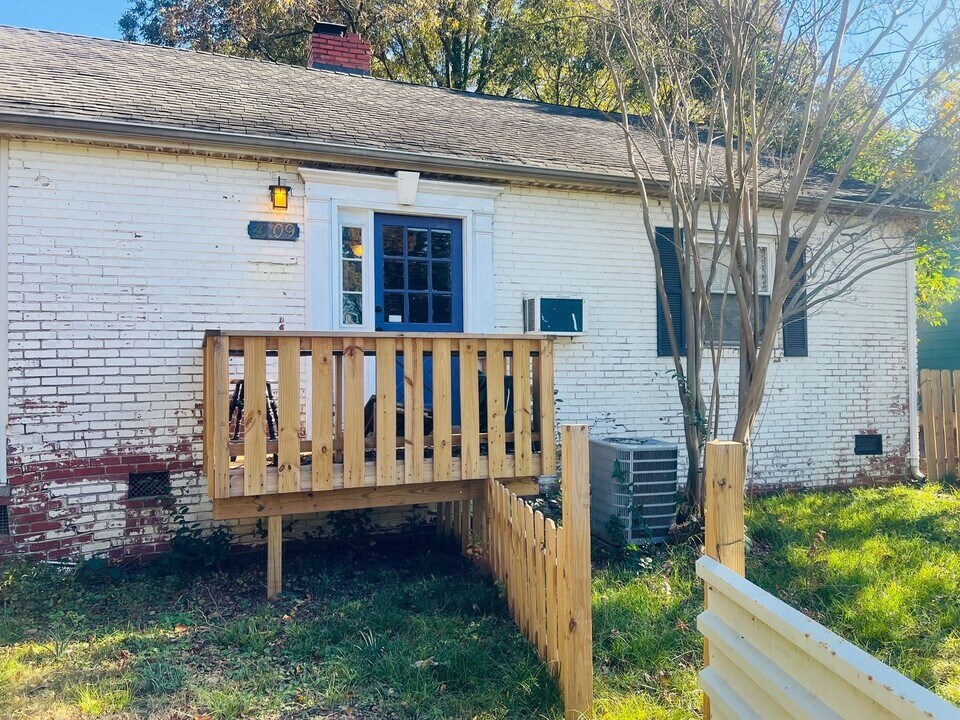 4109 S Tryon St in Charlotte, NC - Building Photo