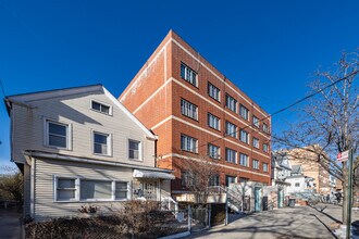 10419 39th Ave in Corona, NY - Foto de edificio - Building Photo