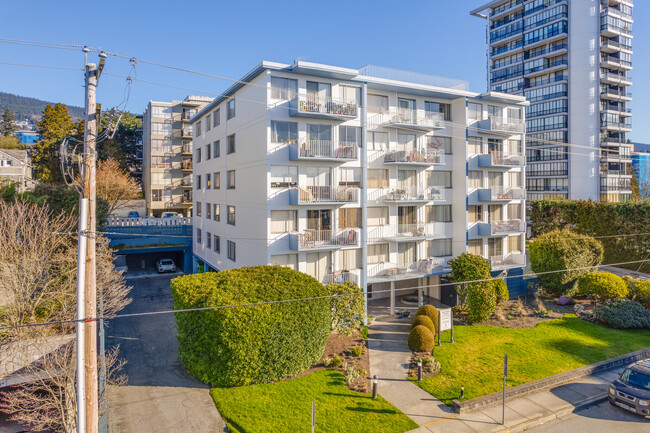 Hollyhill Towers in West Vancouver, BC - Building Photo - Building Photo