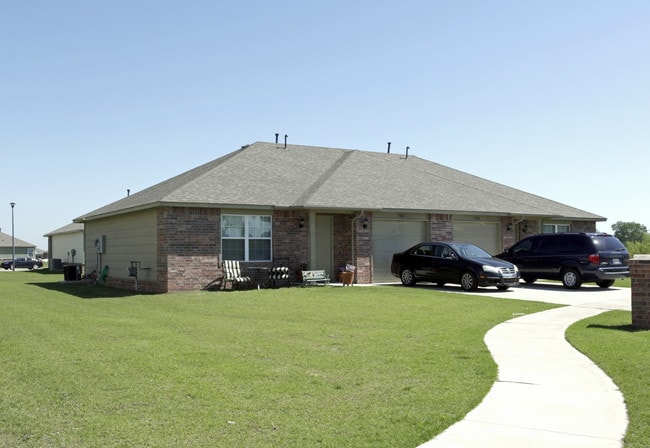 Glen Eagles Luxury Townhomes in Broken Arrow, OK - Foto de edificio - Building Photo