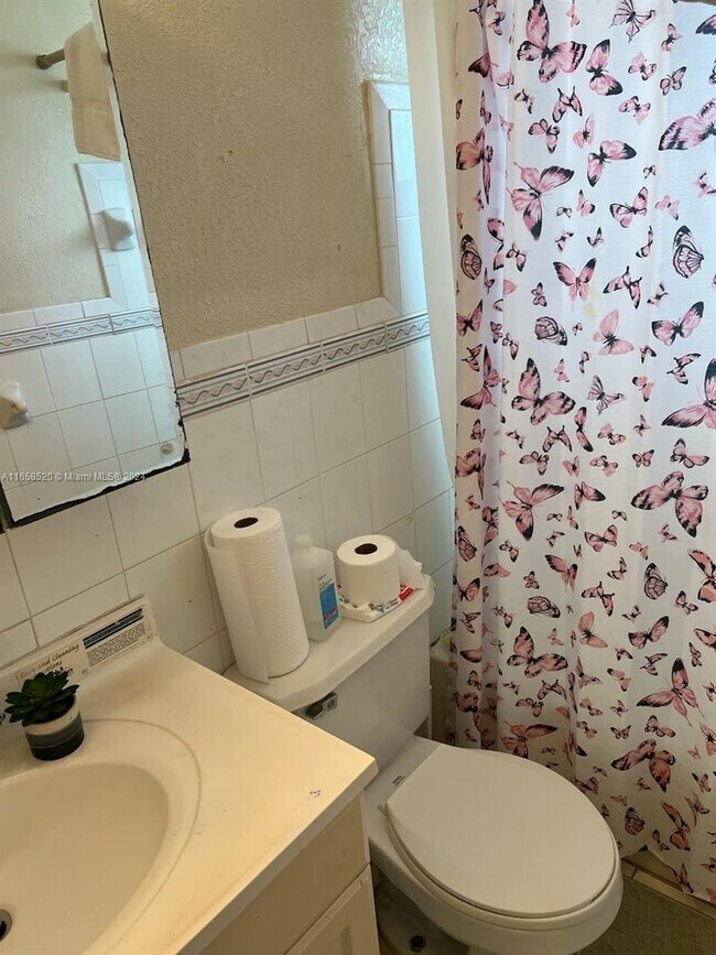 518 NW 179th St-Unit -Room in Miami, FL - Foto de edificio - Building Photo