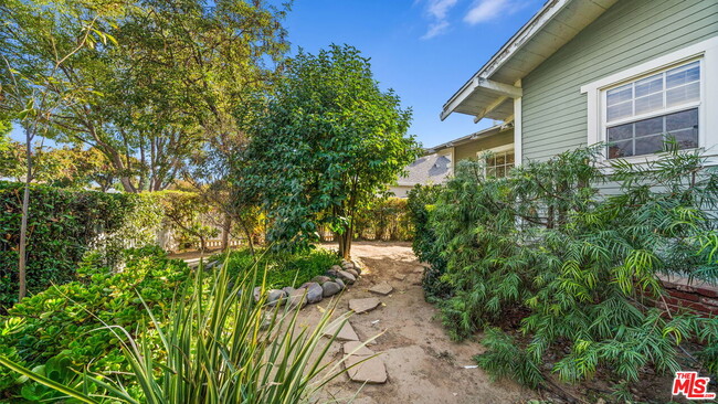 14258 Hamlin St in Los Angeles, CA - Building Photo - Building Photo