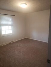 4073 Cottage Grove Rd in Uniontown, OH - Foto de edificio - Building Photo