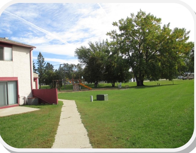 Nevada Square Townhomes in Benson, MN - Building Photo - Building Photo