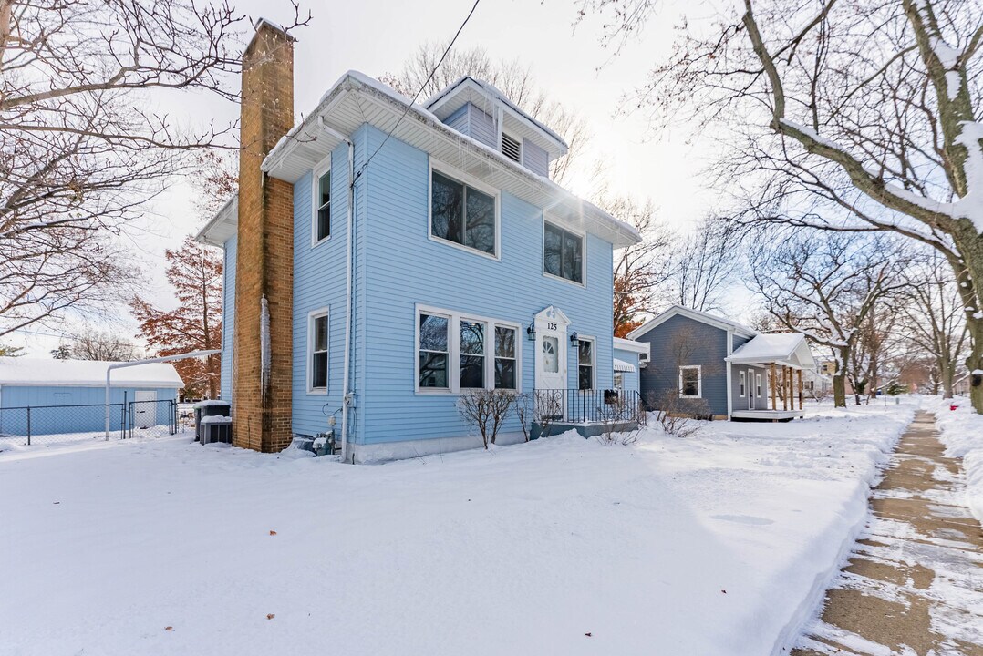 125 S Main St in Montgomery, IL - Building Photo