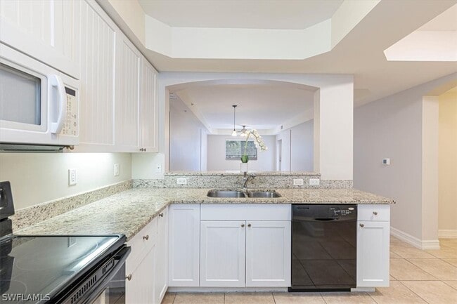 1100 Pine Ridge Rd in Naples, FL - Foto de edificio - Building Photo