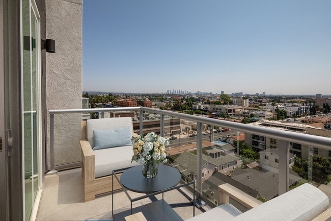 Rise Hollywood in Los Angeles, CA - Foto de edificio - Building Photo