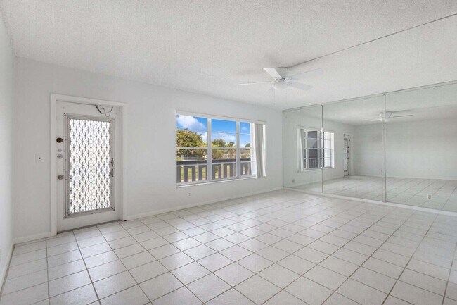 304 Imperial Ct in West Palm Beach, FL - Building Photo - Building Photo