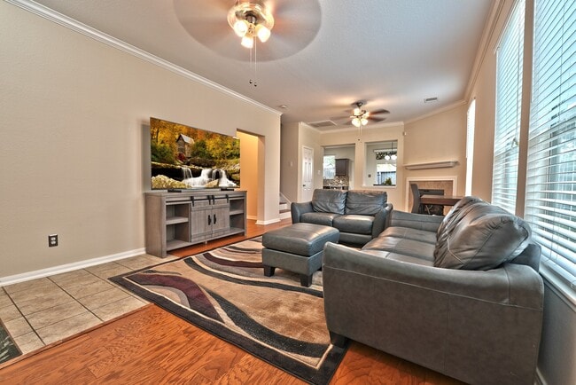 8050 Montague Manor Ln in Houston, TX - Building Photo - Building Photo