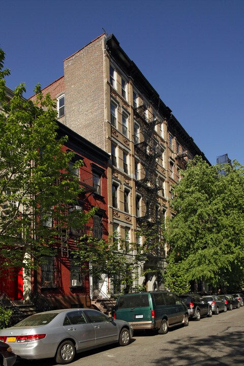 254 E 7th St in New York, NY - Building Photo