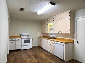 615 S Clay St in Henrietta, TX - Building Photo - Building Photo