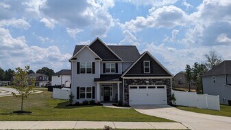 1601 Redbud Ct in Aberdeen, NC - Building Photo
