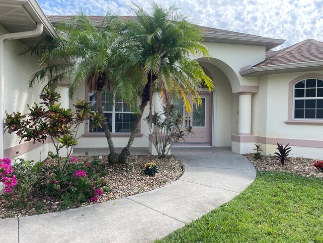 686 Boundary Blvd in Rotonda West, FL - Building Photo - Building Photo