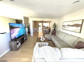 189 Sunshine Dr in Piscataway, NJ - Building Photo - Building Photo