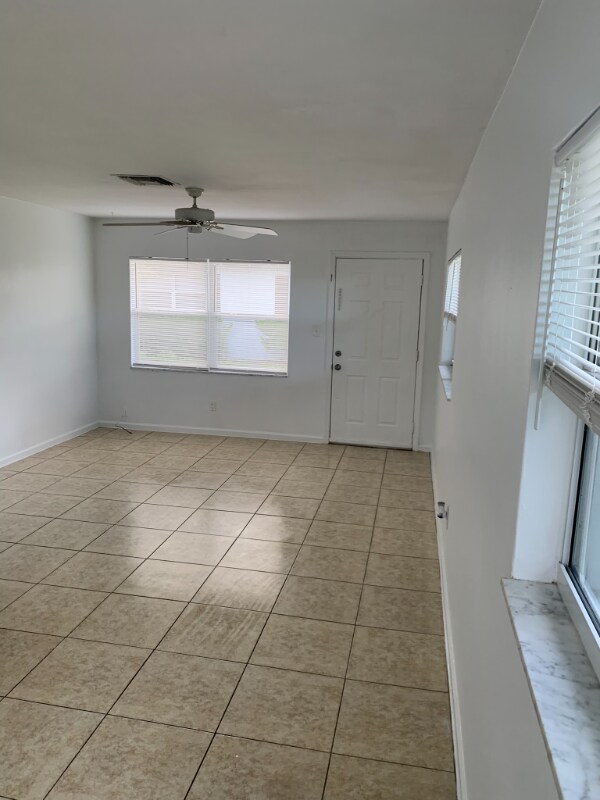 623 92nd Ave N in Naples, FL - Foto de edificio - Building Photo