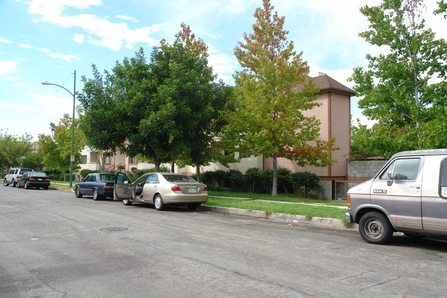 1131 E Doran St in Glendale, CA - Foto de edificio - Building Photo