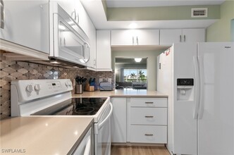 29 High Point Cir E in Naples, FL - Foto de edificio - Building Photo