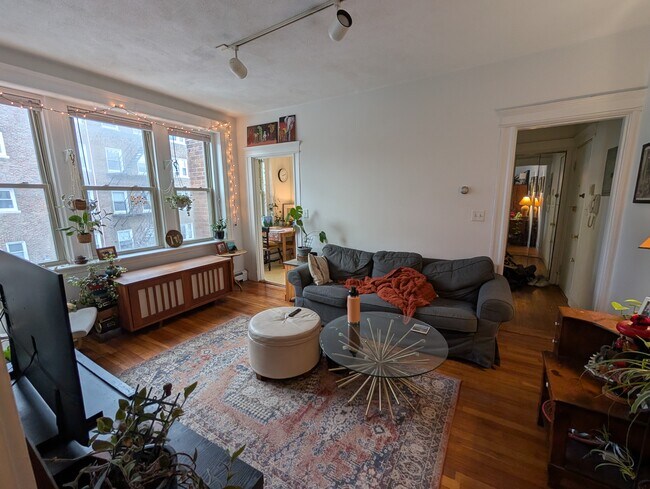 1625 Commonwealth Ave, Unit 16 in Boston, MA - Foto de edificio - Building Photo