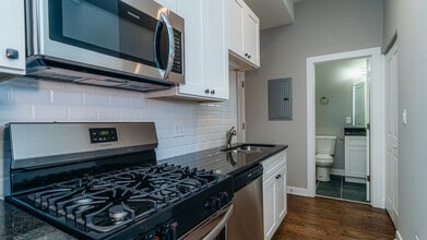 2400 S Troy St in Chicago, IL - Building Photo - Building Photo