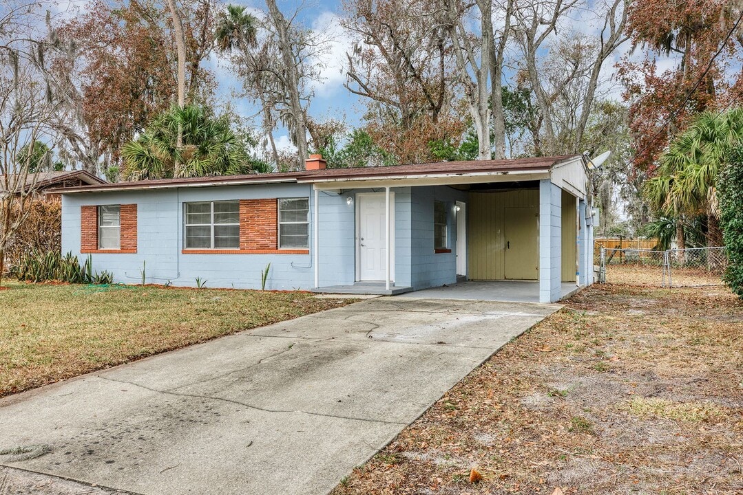 1052 Peter Rd in Daytona Beach, FL - Building Photo