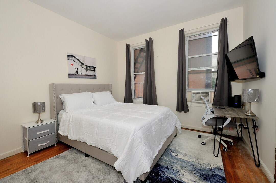 7 E 91st St in New York, NY - Building Photo