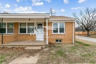 2103-2103 S Old Manor Rd in Wichita, KS - Building Photo