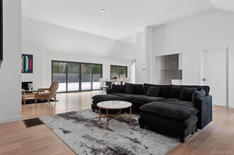 10 Hampton St in Westhampton Beach, NY - Building Photo - Building Photo