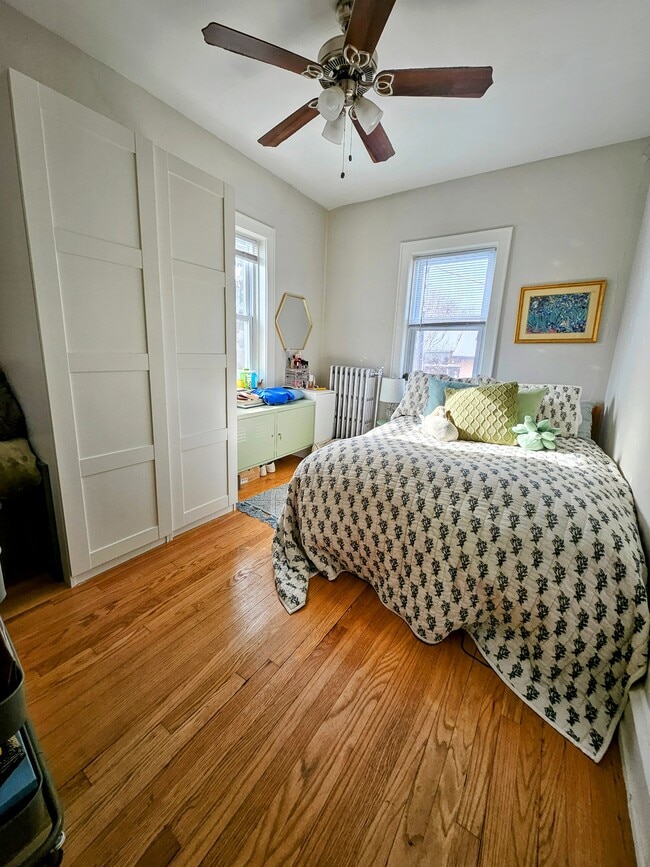 1013 E Center St, Unit 4 in Milwaukee, WI - Foto de edificio - Building Photo