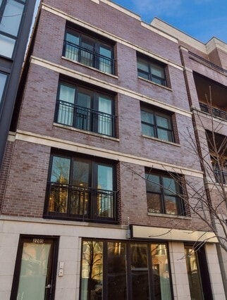 property at 2205 W Roscoe St