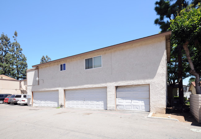 313 Camarillo St in Placentia, CA - Foto de edificio - Building Photo