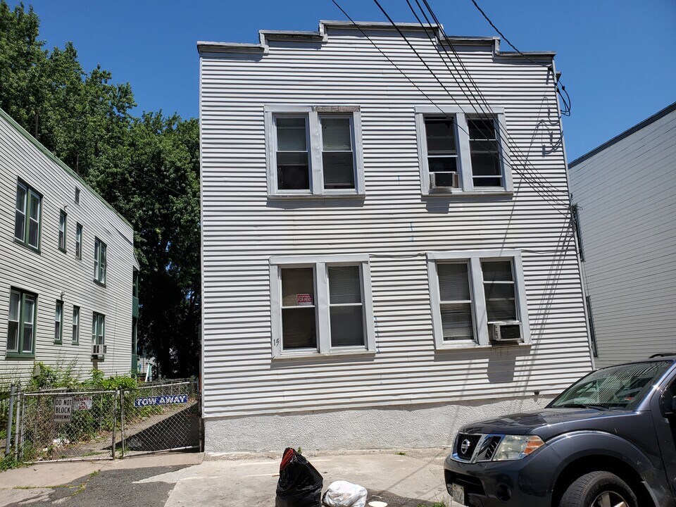 15 Courtland St, Unit 1F in Paterson, NJ - Building Photo