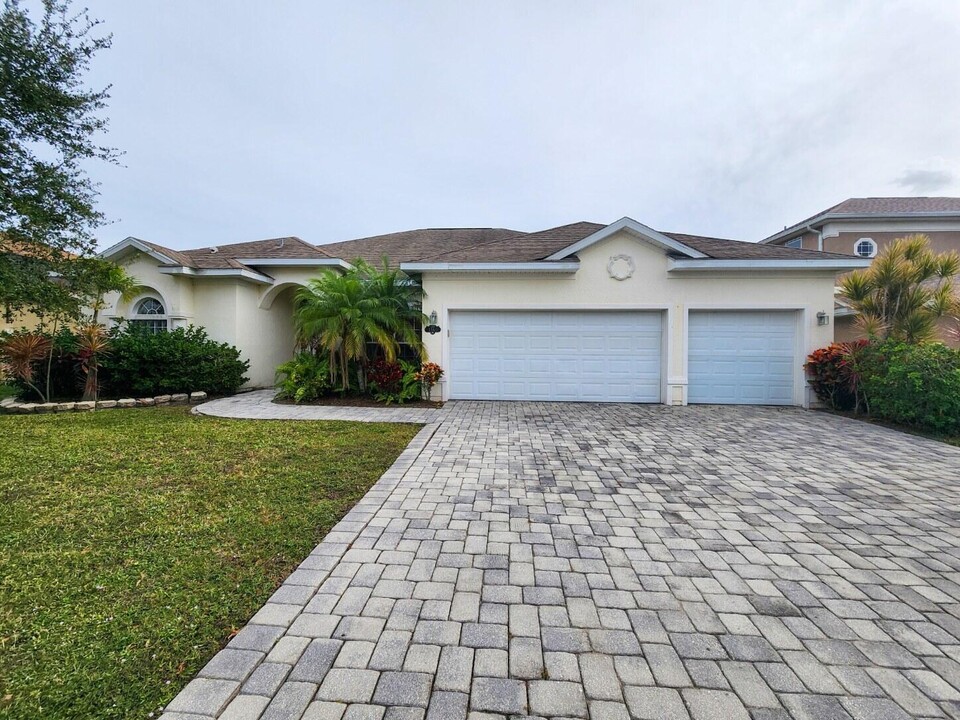 1360 Tamango Dr in West Melbourne, FL - Building Photo