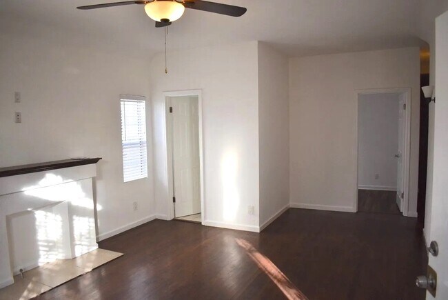 2818 S Bronson Ave, Unit A in Los Angeles, CA - Building Photo - Building Photo