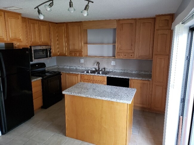 property at 2087 Oak Meadow Cir