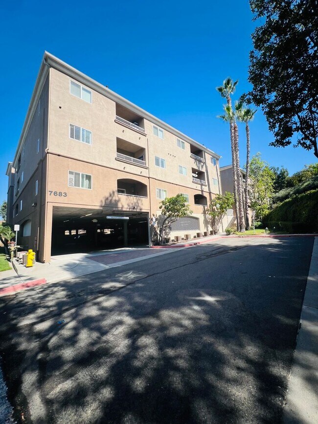 7683 Mission Gorge Rd in San Diego, CA - Foto de edificio - Building Photo