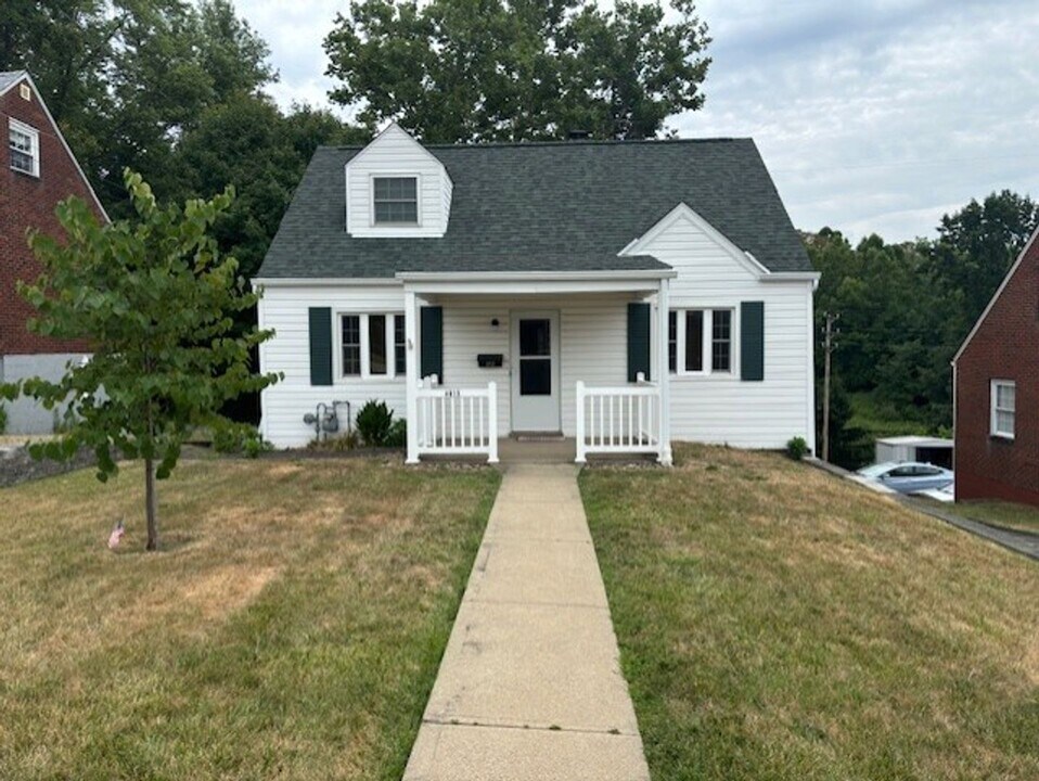 4813 Clover Ln in West Mifflin, PA - Building Photo