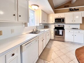 401 Rolling Hills Dr W in Conroe, TX - Building Photo - Building Photo