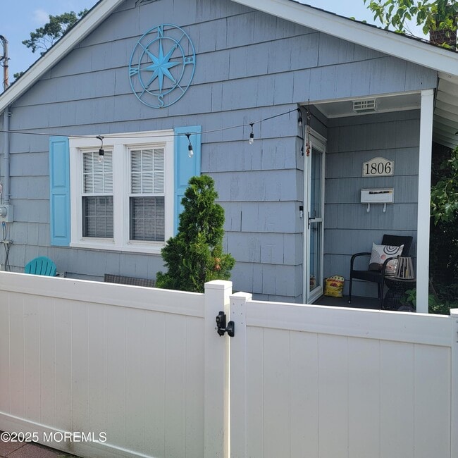property at 1806 Fernwood Rd