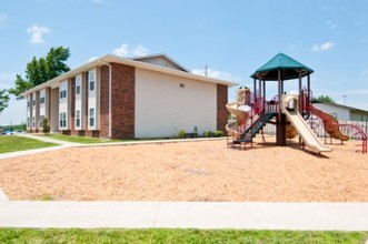 Deer Run Crossing in Carthage, MO - Building Photo - Building Photo