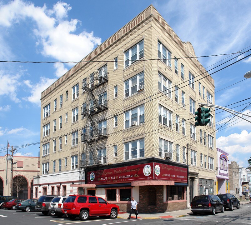 572 57th St in West New York, NJ - Building Photo