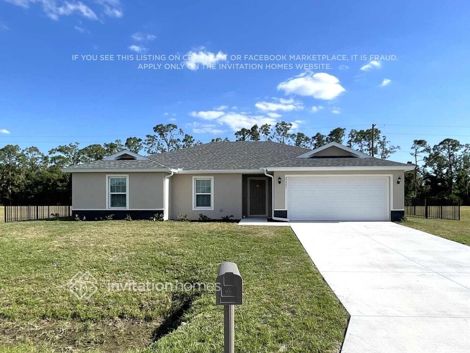 25061 Doredo Dr in Punta Gorda, FL - Foto de edificio
