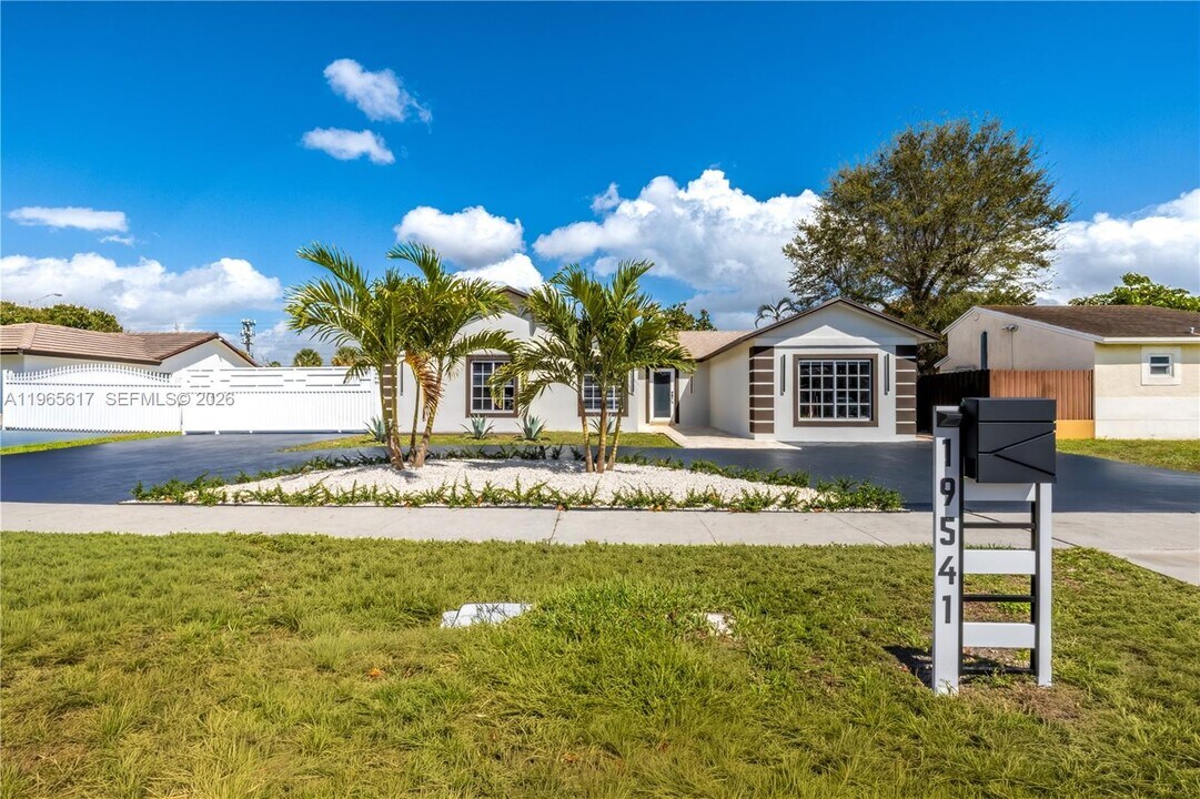19541 NW 57th Ct in Hialeah, FL - Building Photo