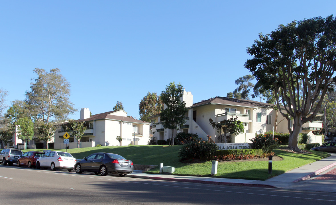 La Jolla Terrace in La Jolla, CA - Building Photo