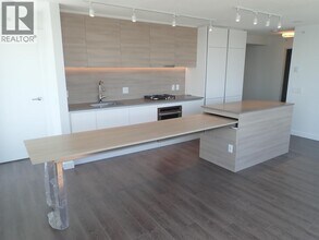 908 Quayside Dr in New Westminster, BC - Building Photo - Building Photo