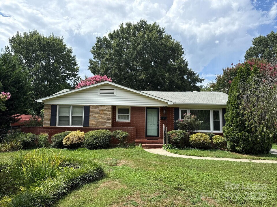 1521 Woodhill Ln in Charlotte, NC - Building Photo