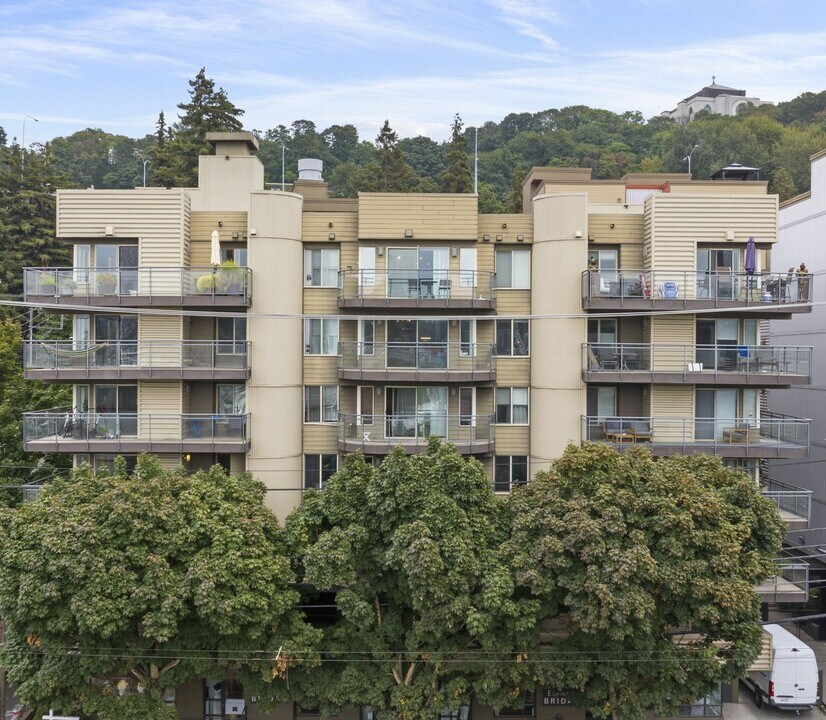 1550 Eastlake Ave E in Seattle, WA - Building Photo