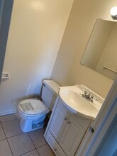 1 Lakeshore Dr in Farmington, CT - Building Photo - Building Photo