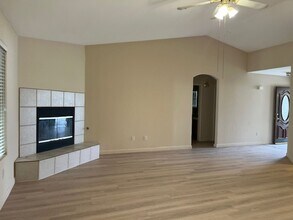 12105 Flat Iron Ct in Bakersfield, CA - Building Photo - Building Photo