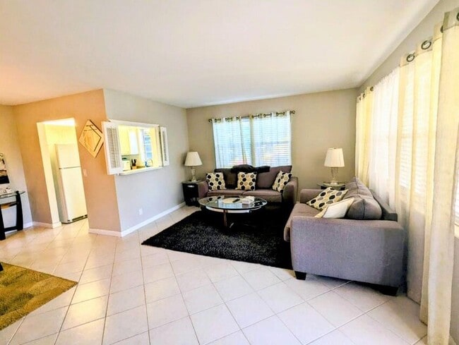 240 Sheffield J in West Palm Beach, FL - Building Photo - Building Photo